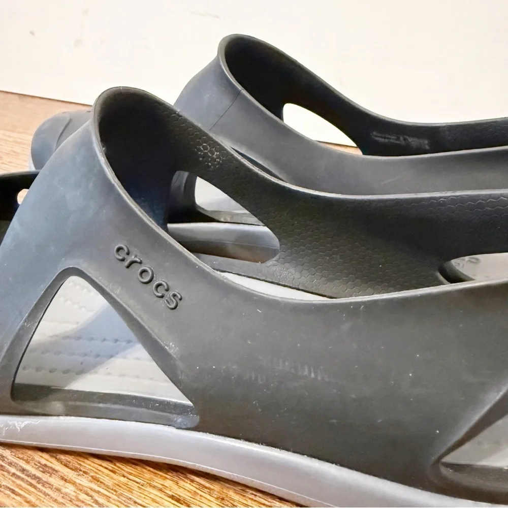 Crocs Womens Swiftwater Wave sandals made of Croslite material Gray/Black Size 8